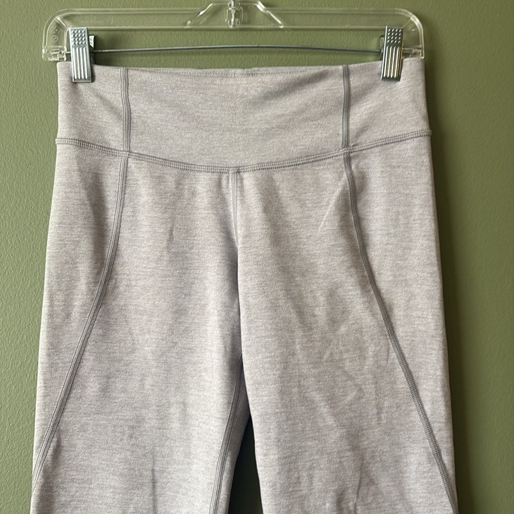 Lululemon Light Grey Capri Leggings Wide Hem Sz 4 Activewear Sporty Yoga Walk - Picture 2 of 6
